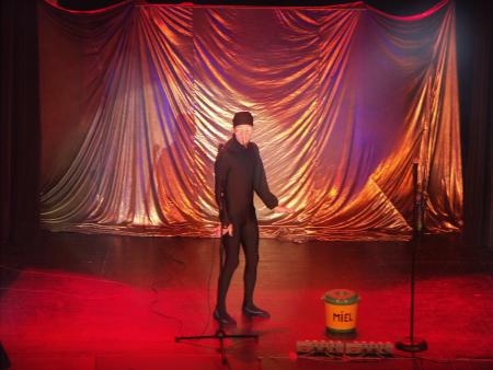 FRED SE DONNE EN SPECTACLE DE MOUCHE